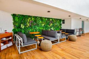NH HOTEL FEIRA DE SANTANA的休息区