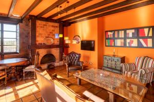 - un salon avec une table et une cheminée dans l'établissement Globales Playa de Las Llanas, à Muros de Nalón