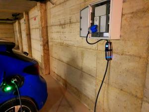een auto is aangesloten op een telefoon in een garage bij Residence Le Meridiane in Siena