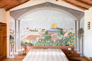 a mural on the wall of a bedroom at Casa Metelliano in Cortona