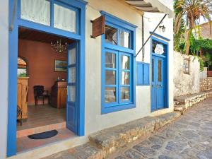 una porta blu su una casa con portico di Kirki Hydra a Hydra