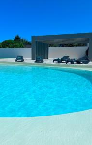 een zwembad met blauw water voor een huis bij 145 Townhouse in Ílhavo