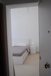 Postel nebo postele na pokoji v ubytování Enjoy Trani