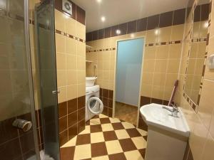 Koupelna v ubytování plne vybavený 3 izbový apartmán + 2 fotografie