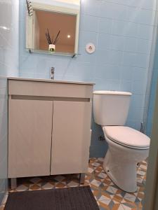 un bagno con un water, un lavandino e uno specchio di Near River 63 a Vila Nova de Gaia Altre 22 foto