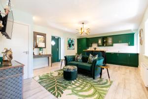 uma sala de estar com armários verdes e um sofá em Bective Stud Apartments em Navan