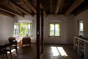 Pokój ze stołem, krzesłami i oknami w obiekcie Gorzelnia w Żarnowcu w mieście Żarnowiec