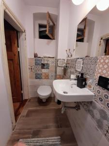 łazienka z białą umywalką i toaletą w obiekcie Kalinówka -dom wakacyjny w Łagowie