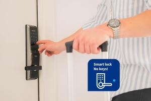 uma pessoa está a destrancar uma porta com uma fechadura inteligente sem chaves em Modern Apartments in Palermo em Buenos Aires