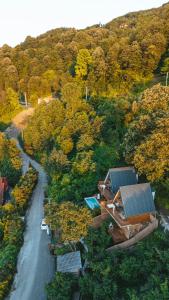 una vista aérea de una casa y una carretera en Sapanca patika bungalov, en Sapanca