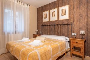 1 dormitorio con 1 cama con 2 toallas en La Borda de Marco, en Gavín