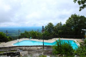 una piscina con vistas a las montañas en Luxury Spacious Glamping with Lake View, en Delta