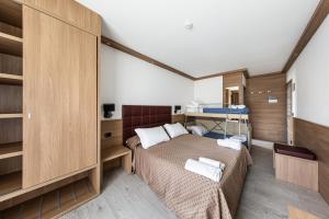 een slaapkamer met twee bedden in een kamer bij Hotel Bel Sit Wellness Spa in Valle di Cadore +82 foto's