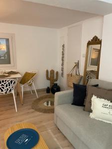 uma sala de estar com um sofá e uma mesa em Exceptionnel studio vue mer refait à neuf em Rayol-Canadel-sur-Mer