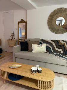 uma sala de estar com um sofá e uma mesa de centro em Exceptionnel studio vue mer refait à neuf em Rayol-Canadel-sur-Mer