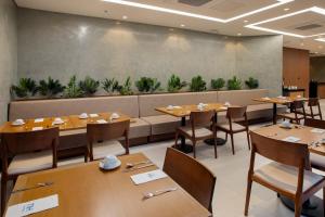 NH HOTEL FEIRA DE SANTANA餐厅或其他用餐的地方