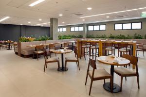 NH HOTEL FEIRA DE SANTANA餐厅或其他用餐的地方