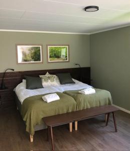 um quarto com uma cama grande com duas toalhas em Söderåsens Skafferi - Logi em Ljungbyhed