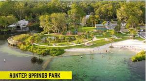 eine Luftansicht eines Parks mit Menschen im Wasser in der Unterkunft Beautiful Beginnings at Bayside in Crystal River