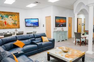 sala de estar con sofá azul y mesa en Beautiful Beginnings at Bayside, en Crystal River