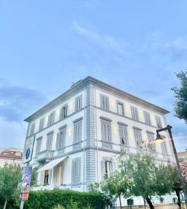 un edificio blanco con muchas ventanas en Hotel Tirreno en Marina di Massa