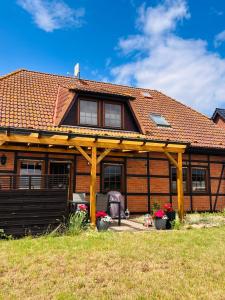 drewniany dom z dachem i werandą w obiekcie Auszeit im Privatzimmer an den Salzwiesen mit gemeinsamer Küche und Eingang w mieście Wyspa Poel