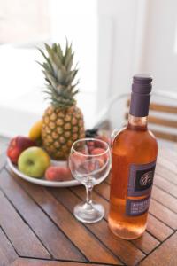 a bottle of alcohol next to a plate of fruit at Dodomar Selection in Perissa