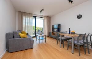 - un salon avec un canapé et une table dans l'établissement Gorgeous Apartment In Makarska With Wifi, à Makarska