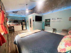 ein Schlafzimmer mit einem großen Bett in einem Zimmer in der Unterkunft Victoria House in Frederiksted