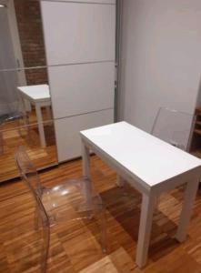 - une table blanche et une chaise dans la chambre dans l'établissement La Giuggiola, à Padoue