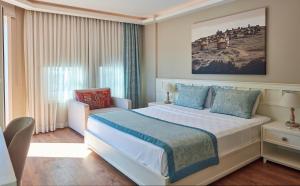Una cama o camas en una habitación de Meydani Butik Hotel