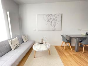 salon z kanapą i stołem w obiekcie 70qm - 3 rooms - free parking - city - MalliBase Apartments w Hanowerze