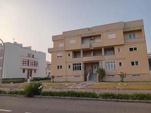 a large apartment building in the middle of a street at Cantinho da Vagueira - Praia in Praia da Vagueira