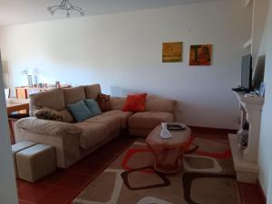 uma sala de estar com um sofá e uma mesa em Cantinho da Vagueira - Praia em Praia da Vagueira