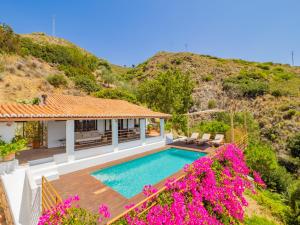 Villa con piscina y flores en Cubo's Mountain View Casa Marling, en Coín