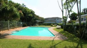 - une piscine dans la cour d'une maison dans l'établissement Paradise By The Beach - 1 Mzimayi, à Port Shepstone