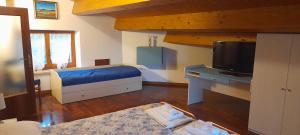 a bedroom with a bed and a tv in a room at I Tre Lecci in Nocera Umbra