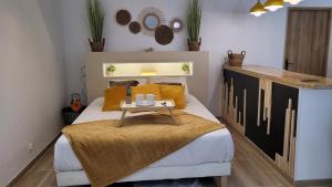 una camera da letto con un letto e un tavolo sopra di Appartement Privatif confort LA PHINE DETENTE a La Bassée