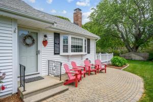 Gallery image of 40 Willow Street West Harwich - Waves on Willow in West Harwich +23 photos