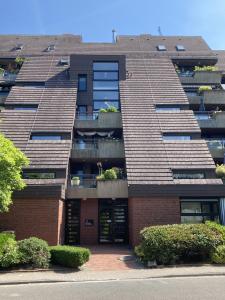 un condominio con finestre e balcone di Ferienwohnung Maja am Yachthafen a Bad Zwischenahn