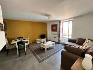 uma sala de estar com um sofá e uma mesa em Appartement 2 à 4 pers, Remparts de Guérande em Guérande