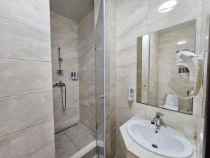 GRAND Hotel tesisinde bir banyo