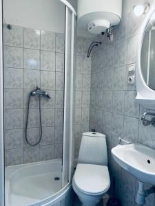 W łazience znajduje się prysznic, toaleta i umywalka. w obiekcie Ośrodek Wczasowy Kasia w mieście Mrzeżyno