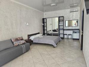 una camera con due letti e un divano di GRAND Hotel a Zatoka