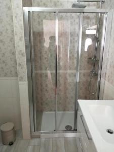 um chuveiro com uma porta de vidro na casa de banho em Ke Rooms em Campomarino