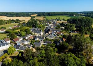 una vista aérea de un pequeño pueblo con casas en Le Jardin Yuccas - Cosy cottage in the Loir& Loire Valleys, en La Chapelle-aux-Choux