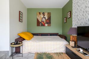 - une chambre avec un lit et une peinture murale dans l'établissement Le Saint-Roch #Jardin #Paisible, à Cognac