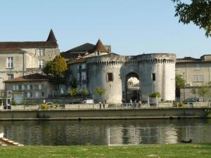 ein altes Schloss mit einem Fluss davor in der Unterkunft Le Saint-Roch #Jardin #Paisible in Cognac