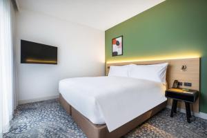 Postel nebo postele na pokoji v ubytování Holiday Inn Dandenong by IHG