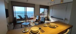 a kitchen with a table and a room with a view at LLOGUER30 Garbí Love, vistas espectaculares del mar in Sant Feliu de Guixols
